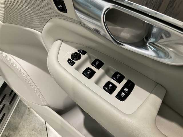 ボルボ ボルボ ＸＣ９０ リチャージ アルティメット T8 AWD PHV 熊本県 2022(令4)年 2.5万km クリスタルホワイトP ・スマートキー/・プッシュスタート/・パノラマサンルーフ/・Pilot Assist/・ブラインドスポットモニター/・レーンキープエイド/・ロードサインインフォメーション/・前車発進通知/・パーキングアシスト/・レーンアシスト/・ドライバーアラート/・衝突回避/・オートハイビーム/・クルーズコントロール (追従式)/・白革シート/・前席パワーシート/・前席エアシート /・４席シートヒーター /・純正メモリナビ/　【Bluetooth・USB・AppleCarPlay・AndroidAuto】/・全方位カメラ/・ETC/・ワイヤレス充電/・パワーバックドア/・LEDヘッドランプ/・純正マット