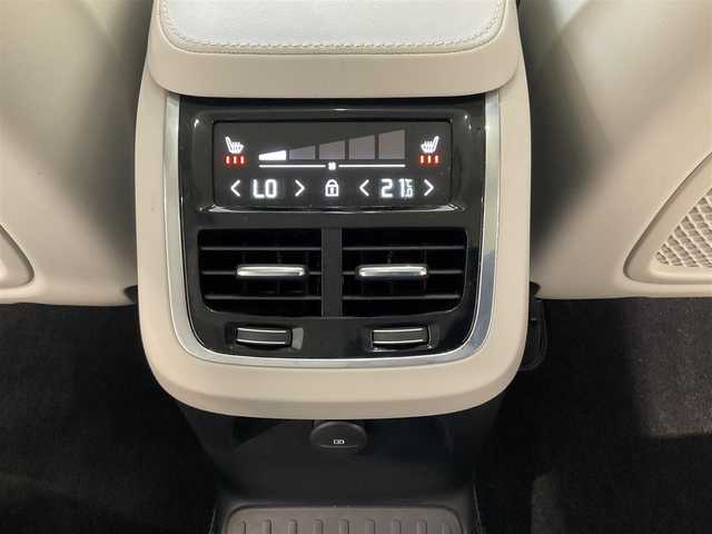 ボルボ ボルボ ＸＣ９０ リチャージ アルティメット T8 AWD PHV 熊本県 2022(令4)年 2.5万km クリスタルホワイトP ・スマートキー/・プッシュスタート/・パノラマサンルーフ/・Pilot Assist/・ブラインドスポットモニター/・レーンキープエイド/・ロードサインインフォメーション/・前車発進通知/・パーキングアシスト/・レーンアシスト/・ドライバーアラート/・衝突回避/・オートハイビーム/・クルーズコントロール (追従式)/・白革シート/・前席パワーシート/・前席エアシート /・４席シートヒーター /・純正メモリナビ/　【Bluetooth・USB・AppleCarPlay・AndroidAuto】/・全方位カメラ/・ETC/・ワイヤレス充電/・パワーバックドア/・LEDヘッドランプ/・純正マット