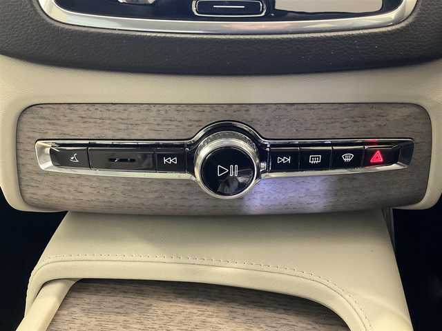 ボルボ ボルボ ＸＣ９０ リチャージ アルティメット T8 AWD PHV 熊本県 2022(令4)年 2.5万km クリスタルホワイトP ・スマートキー/・プッシュスタート/・パノラマサンルーフ/・Pilot Assist/・ブラインドスポットモニター/・レーンキープエイド/・ロードサインインフォメーション/・前車発進通知/・パーキングアシスト/・レーンアシスト/・ドライバーアラート/・衝突回避/・オートハイビーム/・クルーズコントロール (追従式)/・白革シート/・前席パワーシート/・前席エアシート /・４席シートヒーター /・純正メモリナビ/　【Bluetooth・USB・AppleCarPlay・AndroidAuto】/・全方位カメラ/・ETC/・ワイヤレス充電/・パワーバックドア/・LEDヘッドランプ/・純正マット