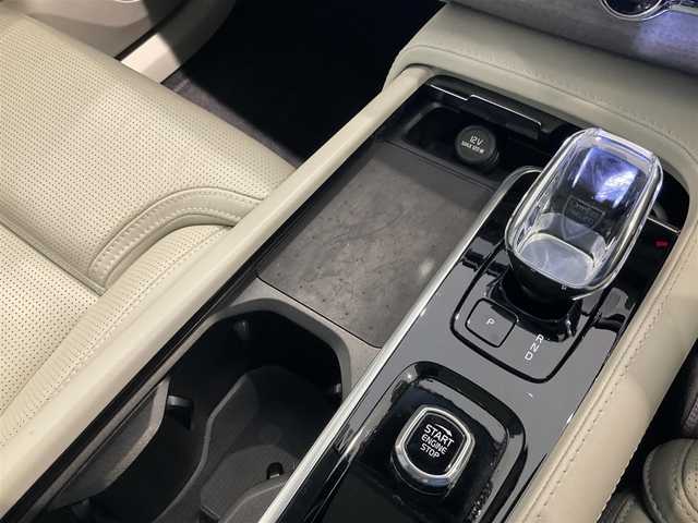 ボルボ ボルボ ＸＣ９０ リチャージ アルティメット T8 AWD PHV 熊本県 2022(令4)年 2.5万km クリスタルホワイトP ・スマートキー/・プッシュスタート/・パノラマサンルーフ/・Pilot Assist/・ブラインドスポットモニター/・レーンキープエイド/・ロードサインインフォメーション/・前車発進通知/・パーキングアシスト/・レーンアシスト/・ドライバーアラート/・衝突回避/・オートハイビーム/・クルーズコントロール (追従式)/・白革シート/・前席パワーシート/・前席エアシート /・４席シートヒーター /・純正メモリナビ/　【Bluetooth・USB・AppleCarPlay・AndroidAuto】/・全方位カメラ/・ETC/・ワイヤレス充電/・パワーバックドア/・LEDヘッドランプ/・純正マット