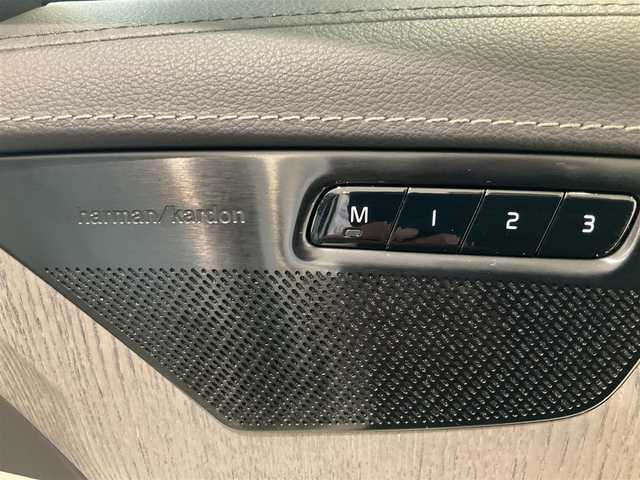 ボルボ ボルボ ＸＣ９０ リチャージ アルティメット T8 AWD PHV 熊本県 2022(令4)年 2.5万km クリスタルホワイトP ・スマートキー/・プッシュスタート/・パノラマサンルーフ/・Pilot Assist/・ブラインドスポットモニター/・レーンキープエイド/・ロードサインインフォメーション/・前車発進通知/・パーキングアシスト/・レーンアシスト/・ドライバーアラート/・衝突回避/・オートハイビーム/・クルーズコントロール (追従式)/・白革シート/・前席パワーシート/・前席エアシート /・４席シートヒーター /・純正メモリナビ/　【Bluetooth・USB・AppleCarPlay・AndroidAuto】/・全方位カメラ/・ETC/・ワイヤレス充電/・パワーバックドア/・LEDヘッドランプ/・純正マット
