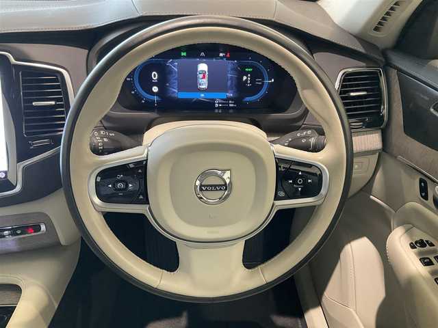 ボルボ ボルボ ＸＣ９０ リチャージ アルティメット T8 AWD PHV 熊本県 2022(令4)年 2.5万km クリスタルホワイトP ・スマートキー/・プッシュスタート/・パノラマサンルーフ/・Pilot Assist/・ブラインドスポットモニター/・レーンキープエイド/・ロードサインインフォメーション/・前車発進通知/・パーキングアシスト/・レーンアシスト/・ドライバーアラート/・衝突回避/・オートハイビーム/・クルーズコントロール (追従式)/・白革シート/・前席パワーシート/・前席エアシート /・４席シートヒーター /・純正メモリナビ/　【Bluetooth・USB・AppleCarPlay・AndroidAuto】/・全方位カメラ/・ETC/・ワイヤレス充電/・パワーバックドア/・LEDヘッドランプ/・純正マット