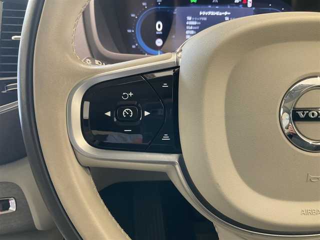 ボルボ ボルボ ＸＣ９０ リチャージ アルティメット T8 AWD PHV 熊本県 2022(令4)年 2.5万km クリスタルホワイトP ・スマートキー/・プッシュスタート/・パノラマサンルーフ/・Pilot Assist/・ブラインドスポットモニター/・レーンキープエイド/・ロードサインインフォメーション/・前車発進通知/・パーキングアシスト/・レーンアシスト/・ドライバーアラート/・衝突回避/・オートハイビーム/・クルーズコントロール (追従式)/・白革シート/・前席パワーシート/・前席エアシート /・４席シートヒーター /・純正メモリナビ/　【Bluetooth・USB・AppleCarPlay・AndroidAuto】/・全方位カメラ/・ETC/・ワイヤレス充電/・パワーバックドア/・LEDヘッドランプ/・純正マット