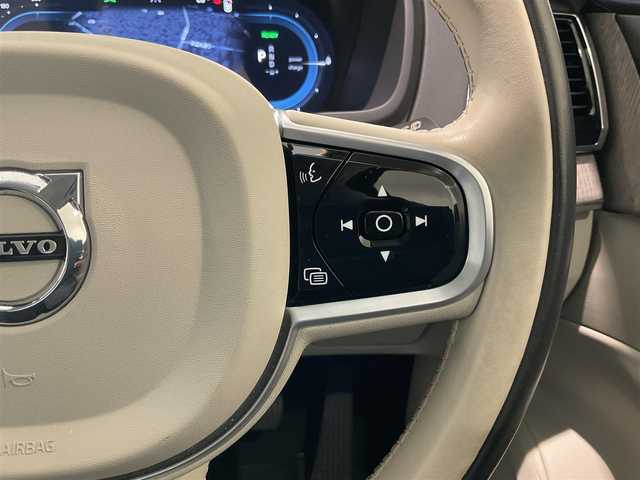 ボルボ ボルボ ＸＣ９０ リチャージ アルティメット T8 AWD PHV 熊本県 2022(令4)年 2.5万km クリスタルホワイトP ・スマートキー/・プッシュスタート/・パノラマサンルーフ/・Pilot Assist/・ブラインドスポットモニター/・レーンキープエイド/・ロードサインインフォメーション/・前車発進通知/・パーキングアシスト/・レーンアシスト/・ドライバーアラート/・衝突回避/・オートハイビーム/・クルーズコントロール (追従式)/・白革シート/・前席パワーシート/・前席エアシート /・４席シートヒーター /・純正メモリナビ/　【Bluetooth・USB・AppleCarPlay・AndroidAuto】/・全方位カメラ/・ETC/・ワイヤレス充電/・パワーバックドア/・LEDヘッドランプ/・純正マット