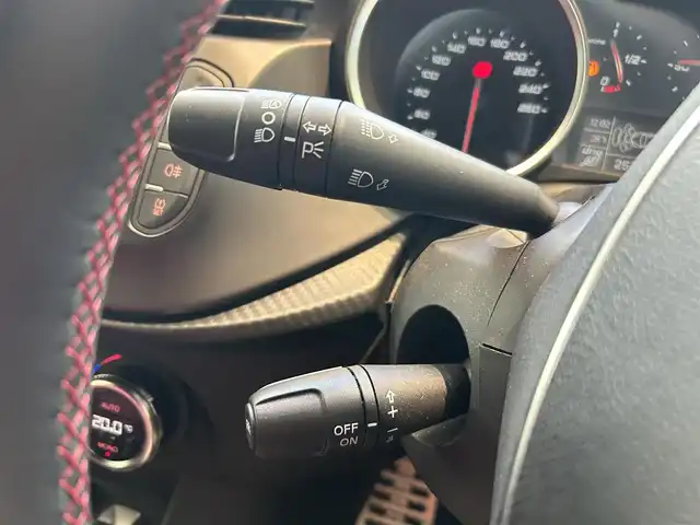 アルファロメオ ジュリエッタ ヴェローチェ 1750 TBI 大阪府 2021(令3)年 2.6万km ブラックパステル 赤レザー/パワーシート/シートメモリ/シートヒーター/HIDヘッドライト/純正18インチアルミホイール/クリアランスソナー/ETC/ドライブレコーダー/クルーズコントロール/社外ナビ/リモコンキー