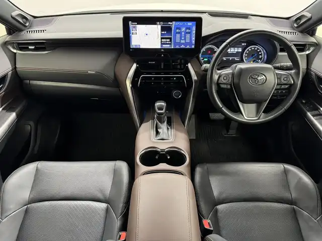 トヨタ ハリアー ハイブリッド Z レザーパッケージ 三重県 2021(令3)年 5.1万km ホワイトパールクリスタルシャイン ハイブリッド/FF/MTモード付フロアCVT/純正 12.3インチナビ/（AM/FM/TV/Bluetooth/USB/iPod/CarPlay/AndroidAuto/Miracast）/【OP】パノラミックビューモニター（シースルービュー機能付）/JBLプレミアムサウンドシステム（9スピーカー＆アンプ）/ドライブレコーダー 前後（デジタルミラー内蔵）/ETC2.0/Toyota Safety Sense/●プリクラッシュセーフティ/●レーントレーシングアシスト/●レーダークルコン/●アダプティブハイビームシステム/●ロードサインアシスト/・先行車発進告知機能/・ブラインドスポットモニター/・パーキングサポートブレーキ（前後静止物、後方接近車両）/など/装備/・デジタルインナーミラー（前後録画機能付）/・カラーヘッドアップディスプレイ/・ハンズフリーパワーバックドア/・本革シート（黒）/・シートヒーター＋ベンチレーション（D/N）/・ステアリングヒーター/・パワーシート（D8way（メモリー・4wayランバーサポート付）/N4way）/・左右独立オートエアコン/・オートワイパー/・18AW/など
