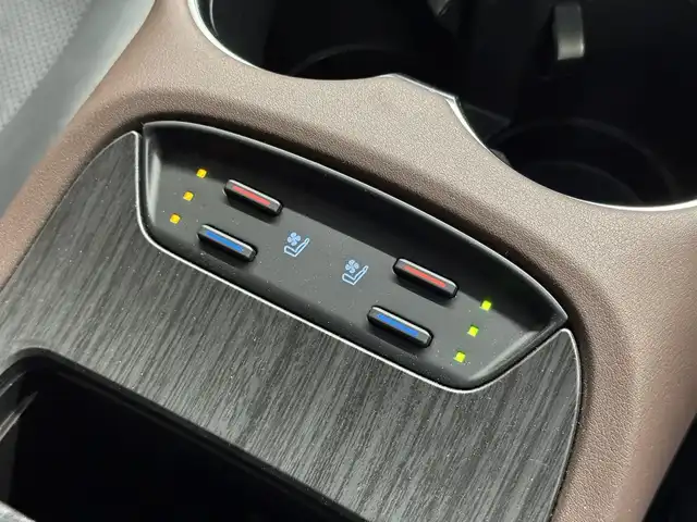 トヨタ ハリアー ハイブリッド Z レザーパッケージ 三重県 2021(令3)年 5.1万km ホワイトパールクリスタルシャイン ハイブリッド/FF/MTモード付フロアCVT/純正 12.3インチナビ/（AM/FM/TV/Bluetooth/USB/iPod/CarPlay/AndroidAuto/Miracast）/【OP】パノラミックビューモニター（シースルービュー機能付）/JBLプレミアムサウンドシステム（9スピーカー＆アンプ）/ドライブレコーダー 前後（デジタルミラー内蔵）/ETC2.0/Toyota Safety Sense/●プリクラッシュセーフティ/●レーントレーシングアシスト/●レーダークルコン/●アダプティブハイビームシステム/●ロードサインアシスト/・先行車発進告知機能/・ブラインドスポットモニター/・パーキングサポートブレーキ（前後静止物、後方接近車両）/など/装備/・デジタルインナーミラー（前後録画機能付）/・カラーヘッドアップディスプレイ/・ハンズフリーパワーバックドア/・本革シート（黒）/・シートヒーター＋ベンチレーション（D/N）/・ステアリングヒーター/・パワーシート（D8way（メモリー・4wayランバーサポート付）/N4way）/・左右独立オートエアコン/・オートワイパー/・18AW/など