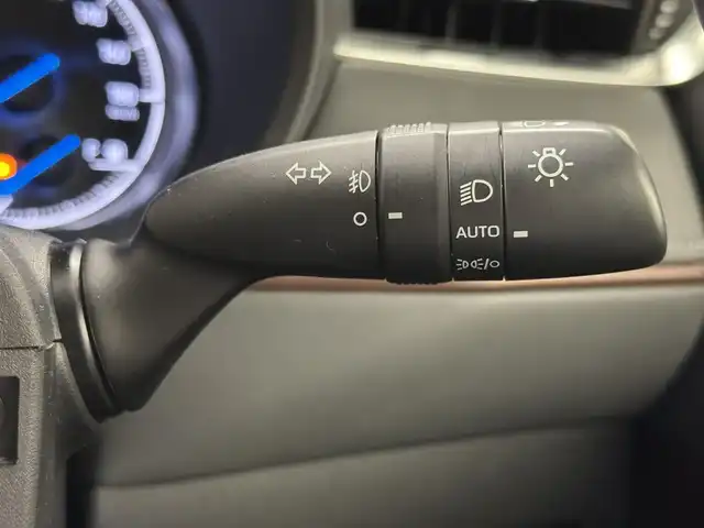 トヨタ ハリアー ハイブリッド Z レザーパッケージ 三重県 2021(令3)年 5.1万km ホワイトパールクリスタルシャイン ハイブリッド/FF/MTモード付フロアCVT/純正 12.3インチナビ/（AM/FM/TV/Bluetooth/USB/iPod/CarPlay/AndroidAuto/Miracast）/【OP】パノラミックビューモニター（シースルービュー機能付）/JBLプレミアムサウンドシステム（9スピーカー＆アンプ）/ドライブレコーダー 前後（デジタルミラー内蔵）/ETC2.0/Toyota Safety Sense/●プリクラッシュセーフティ/●レーントレーシングアシスト/●レーダークルコン/●アダプティブハイビームシステム/●ロードサインアシスト/・先行車発進告知機能/・ブラインドスポットモニター/・パーキングサポートブレーキ（前後静止物、後方接近車両）/など/装備/・デジタルインナーミラー（前後録画機能付）/・カラーヘッドアップディスプレイ/・ハンズフリーパワーバックドア/・本革シート（黒）/・シートヒーター＋ベンチレーション（D/N）/・ステアリングヒーター/・パワーシート（D8way（メモリー・4wayランバーサポート付）/N4way）/・左右独立オートエアコン/・オートワイパー/・18AW/など
