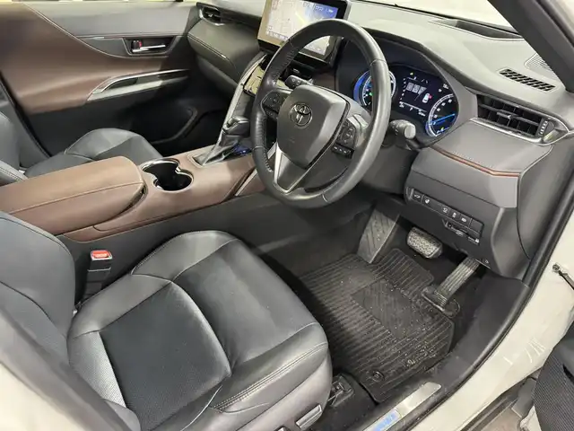 トヨタ ハリアー ハイブリッド Z レザーパッケージ 三重県 2021(令3)年 5.1万km ホワイトパールクリスタルシャイン ハイブリッド/FF/MTモード付フロアCVT/純正 12.3インチナビ/（AM/FM/TV/Bluetooth/USB/iPod/CarPlay/AndroidAuto/Miracast）/【OP】パノラミックビューモニター（シースルービュー機能付）/JBLプレミアムサウンドシステム（9スピーカー＆アンプ）/ドライブレコーダー 前後（デジタルミラー内蔵）/ETC2.0/Toyota Safety Sense/●プリクラッシュセーフティ/●レーントレーシングアシスト/●レーダークルコン/●アダプティブハイビームシステム/●ロードサインアシスト/・先行車発進告知機能/・ブラインドスポットモニター/・パーキングサポートブレーキ（前後静止物、後方接近車両）/など/装備/・デジタルインナーミラー（前後録画機能付）/・カラーヘッドアップディスプレイ/・ハンズフリーパワーバックドア/・本革シート（黒）/・シートヒーター＋ベンチレーション（D/N）/・ステアリングヒーター/・パワーシート（D8way（メモリー・4wayランバーサポート付）/N4way）/・左右独立オートエアコン/・オートワイパー/・18AW/など
