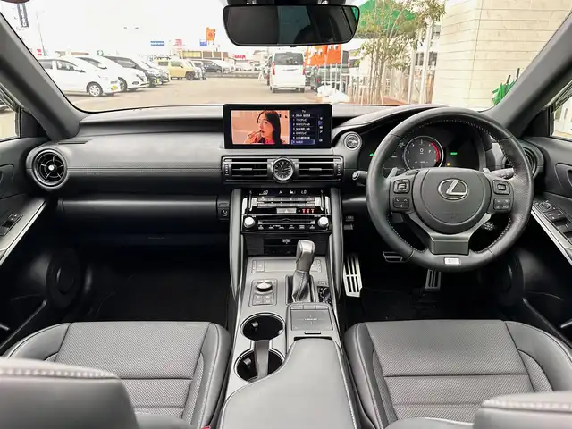 レクサス ＩＳ 300h Fスポーツ 宮城県 2024(令6)年 0.7万km ホワイトノーヴァガラスフレーク ～メーカーOP一覧～/サンルーフ/マークレビンソンプレミアムサウンドシステム/パノラマミックビューモニター//セーフティシステムプラス/・プリクラッシュセーフティ/・レーントレーシングアシスト/・オートマチックハイビーム/・レーダークルーズコントロール/・ロードサインアシスト/・先行車発進告知機能/・ドライバー異常時対応システム/ブラインドスポットモニター/メーカーナビ【10.3インチ】/・フルセグ/・DVD/CD/Blu-ray/・Bluetooth/・USB/黒レザーシート/シートヒーター/パワーシート/ステアリングヒーター/パドルシフト/LEDヘッドライト/スマートキー