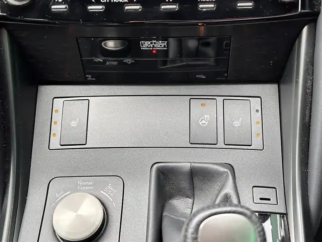 レクサス ＩＳ 300h Fスポーツ 宮城県 2024(令6)年 0.7万km ホワイトノーヴァガラスフレーク ～メーカーOP一覧～/サンルーフ/マークレビンソンプレミアムサウンドシステム/パノラマミックビューモニター//セーフティシステムプラス/・プリクラッシュセーフティ/・レーントレーシングアシスト/・オートマチックハイビーム/・レーダークルーズコントロール/・ロードサインアシスト/・先行車発進告知機能/・ドライバー異常時対応システム/ブラインドスポットモニター/メーカーナビ【10.3インチ】/・フルセグ/・DVD/CD/Blu-ray/・Bluetooth/・USB/黒レザーシート/シートヒーター/パワーシート/ステアリングヒーター/パドルシフト/LEDヘッドライト/スマートキー
