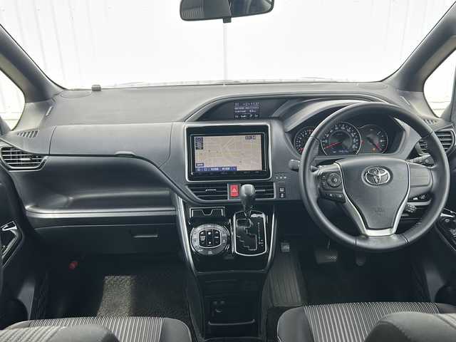 トヨタ ヴォクシー ZS 煌Ⅱ 三重県 2020(令2)年 4.5万km ブラック 純正9型ナビ /バックカメラ /両側パワースライドドア /ビルトインETC2.0 /スペアキー /前後コーナーセンサー /トヨタセーフティセンス/ステアリングスイッチ/USB給電/LEDヘッドライト /オートハイビーム /オートライト/クルーズコントロール/レーンキープアシスト/衝突軽減ブレーキ/純正フロアマット /電動格納ミラー/禁煙車