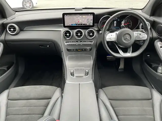 メルセデス・ベンツ ＧＬＣ２２０ d 4マチック AMGライン 福岡県 2019(令1)年 3.1万km ポーラホワイト ・純正メモリナビ/(BT/USB/フルセグ)/・ETC2.0/・360°カメラ/・ブラインドスポットモニター/・パノラミックスライディングルーフ/・アンビエントライト/・エアサス/・革巻きステアリング/・パドルシフト/・ステアリングスイッチ/・ACC/・パークアシスト/・レーンキープアシスト/・3ゾーンエアコン/・シートヒーター全席/・ハーフレザーシート/・パワーシートD-N/・LEDヘッドライト/・オートライト/・フォグライト（リヤ）/・電動リヤゲート/・純正フロアマット/・純正19インチAW