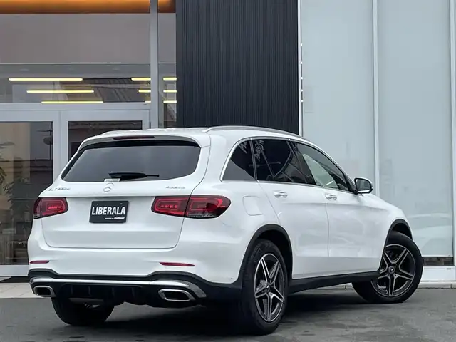 メルセデス・ベンツ ＧＬＣ２２０ d 4マチック AMGライン 福岡県 2019(令1)年 3.1万km ポーラホワイト ・純正メモリナビ/(BT/USB/フルセグ)/・ETC2.0/・360°カメラ/・ブラインドスポットモニター/・パノラミックスライディングルーフ/・アンビエントライト/・エアサス/・革巻きステアリング/・パドルシフト/・ステアリングスイッチ/・ACC/・パークアシスト/・レーンキープアシスト/・3ゾーンエアコン/・シートヒーター全席/・ハーフレザーシート/・パワーシートD-N/・LEDヘッドライト/・オートライト/・フォグライト（リヤ）/・電動リヤゲート/・純正フロアマット/・純正19インチAW