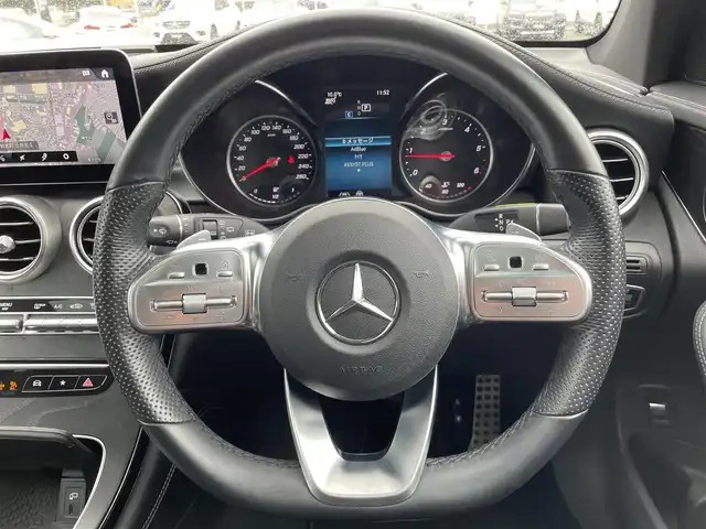 メルセデス・ベンツ ＧＬＣ２２０ d 4マチック AMGライン 福岡県 2019(令1)年 3.1万km ポーラホワイト ・純正メモリナビ/(BT/USB/フルセグ)/・ETC2.0/・360°カメラ/・ブラインドスポットモニター/・パノラミックスライディングルーフ/・アンビエントライト/・エアサス/・革巻きステアリング/・パドルシフト/・ステアリングスイッチ/・ACC/・パークアシスト/・レーンキープアシスト/・3ゾーンエアコン/・シートヒーター全席/・ハーフレザーシート/・パワーシートD-N/・LEDヘッドライト/・オートライト/・フォグライト（リヤ）/・電動リヤゲート/・純正フロアマット/・純正19インチAW