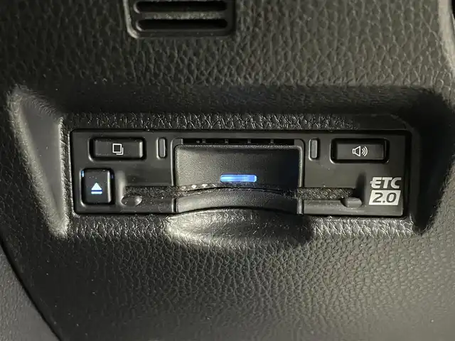 トヨタ ヴォクシー ハイブリッド S－Z 福島県 2023(令5)年 2.3万km アティチュードブラックマイカ 純正ポータブルナビゲーション/【AM/FM/Bluetooth/フルセグTV/AppleCarPlay】/・全方位カメラ/・純正ETC/・100v充電/・デジタルインナーミラー/衝突軽減ブレーキ/レーンキープアシスト/アダプティブクルーズコントロール/オートマチックハイビーム/ブラインドスポットモニター/前後コーナーセンサー/電子パーキングブレーキ/・ブレーキオートホールド/車線逸脱警報装置/両側パワースライドドア/LEDヘッドライト/・オートライト/・フロントフォグライト/ステアリングスイッチ/ハーフレザーシート/・運転席＋助手席シートヒーター/ABS/横滑り防止装置/盗難防止装置/純正17インチアルミホイール/プッシュスタート/・スマートキー/・スペアキー