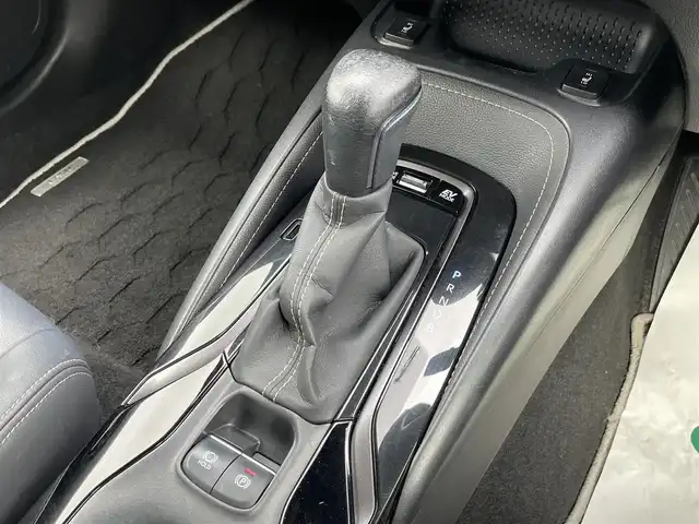 トヨタ カローラツーリング ハイブリッド ダブルバイビー 宮崎県 2019(令1)年 8.2万km ホワイトパールクリスタルシャイン 純正ディスプレイオーディオ＋ナビ/トヨタセーフティセンス/・クリアランスソナー/・プリクラッシュセーフティ/・ロードサインアシスト/・リヤクロストラフィックアラート/・レーンディパーチャーアラート/バックカメラ/ETC/モデリスタエアロ/ヘッドアップディスプレイ/レーダークルーズコントロール/シートヒーター/オートライト/オートハイビーム/LEDヘッドライト/スマートキー/プッシュスタート/電動格納ミラー/純正17インチAW/純正フロアマット