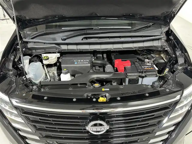 日産 セレナ e－パワー ハイウェイスター V 佐賀県 2024(令6)年 0.9万km ダイヤモンドブラック AA仕入：評価点5点/メーカー純正ナビ/アラウンドビューモニター/インテリジェントルームミラー/ナビ連動ドライブレコーダー/両側パワースライドドア/プロパイロット/ハンズフリースライドドア/純正16インチアルミホイール/安全機能/ヒルスタートアシスト/インテリジェント エマージェンシーブレーキ/LDW（車線逸脱警報）/車両接近通報装置/フロント&バックソナー/インテリジェント LI（車線逸脱防止支援システム）/インテリジェント DA（ふらつき警報）/踏み間違い衝突防止アシスト/標識検知機能/（進入禁止標識検知、最高速度標識検知、/一時停止標識検知）