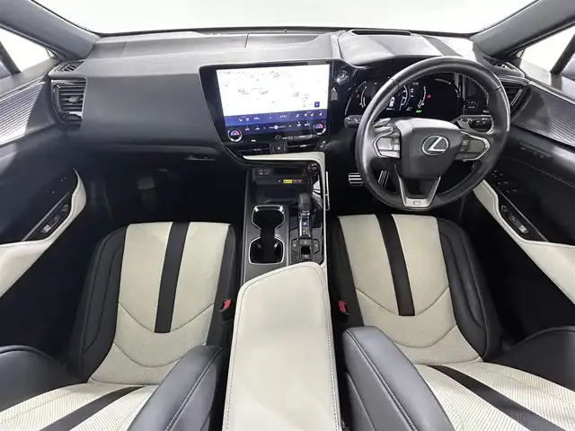 レクサス ＮＸ 350h Fスポーツ 佐賀県 2023(令5)年 3.2万km ホワイトノーヴァガラスフレーク 純正ナビ/AM/FM/フルセグTV/Bluetooth/三眼LEDヘッドライト/レクサスチームメイトアドバンストパーク/パノラミックビューモニター/レーンキープアシスト/デジタルインナーミラー/ヘッドアップディスプレイ/オレンジキャリパー/ブラインドスポットモニター/後席電動格納/電動リアゲート/ワイヤレス充電/ステアリングヒーター/レザーシート/前席シートヒーター/前席エアシート/パドルシフト/純正20インチアルミホイール/スマートキー/スペアキー/カードキー/純正フロアマット