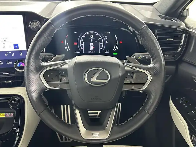 レクサス ＮＸ 350h Fスポーツ 佐賀県 2023(令5)年 3.2万km ホワイトノーヴァガラスフレーク 純正ナビ/AM/FM/フルセグTV/Bluetooth/三眼LEDヘッドライト/レクサスチームメイトアドバンストパーク/パノラミックビューモニター/レーンキープアシスト/デジタルインナーミラー/ヘッドアップディスプレイ/オレンジキャリパー/ブラインドスポットモニター/後席電動格納/電動リアゲート/ワイヤレス充電/ステアリングヒーター/レザーシート/前席シートヒーター/前席エアシート/パドルシフト/純正20インチアルミホイール/スマートキー/スペアキー/カードキー/純正フロアマット