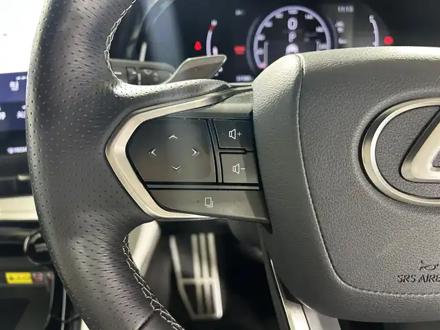 レクサス ＮＸ 350h Fスポーツ 佐賀県 2023(令5)年 3.2万km ホワイトノーヴァガラスフレーク 純正ナビ/AM/FM/フルセグTV/Bluetooth/三眼LEDヘッドライト/レクサスチームメイトアドバンストパーク/パノラミックビューモニター/レーンキープアシスト/デジタルインナーミラー/ヘッドアップディスプレイ/オレンジキャリパー/ブラインドスポットモニター/後席電動格納/電動リアゲート/ワイヤレス充電/ステアリングヒーター/レザーシート/前席シートヒーター/前席エアシート/パドルシフト/純正20インチアルミホイール/スマートキー/スペアキー/カードキー/純正フロアマット