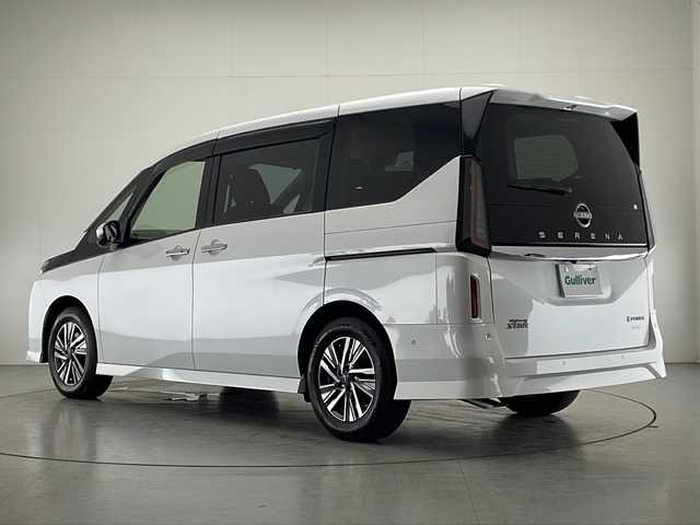 日産 セレナ e－パワー ハイウェイスター V 宮崎県 2023(令5)年 0.2万km プリズムホワイト 禁煙車/エマージェンシーブレーキ/純正12.3型ディスプレイオーディオナビTV/（NISSAN CONNECT/Bluetooth/USB/FMAM/フルセグTV)/純正ビルトイン2.0ETC/純正LEDオートライト/純正LEDフォグ/純正16インチアルミ/純正フロアマット/ハンズフリー両側電動スライドドア/プロパイロット/アラウンドビューモニター/レーンディパーチャーアラート/オートマチックハイビーム/ブラインドスポットモニター/パーキングアシスト/クリアランスソナー/デジタルインナーミラー/電子パーキング/オートホールド/デュアルオートエアコン（Wオートエアコン）/本革巻ハンドル/インテリジェントキー/プッシュエンジンスタート/スペアキー/新車時保証書/取扱い説明書