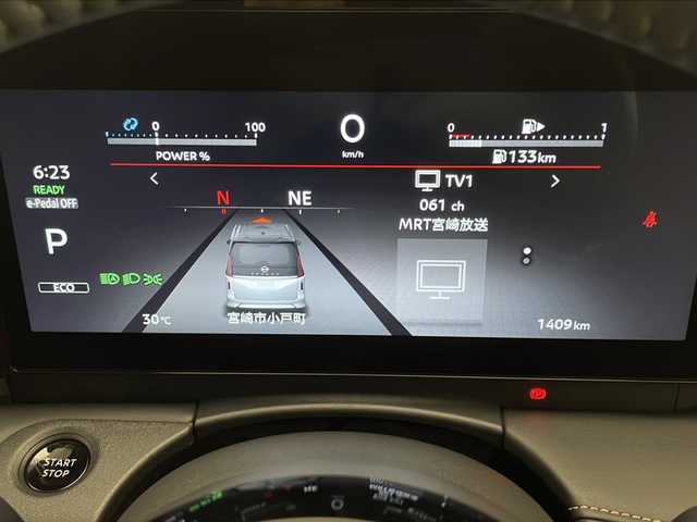 日産 セレナ e－パワー ハイウェイスター V 宮崎県 2023(令5)年 0.2万km プリズムホワイト 禁煙車/エマージェンシーブレーキ/純正12.3型ディスプレイオーディオナビTV/（NISSAN CONNECT/Bluetooth/USB/FMAM/フルセグTV)/純正ビルトイン2.0ETC/純正LEDオートライト/純正LEDフォグ/純正16インチアルミ/純正フロアマット/ハンズフリー両側電動スライドドア/プロパイロット/アラウンドビューモニター/レーンディパーチャーアラート/オートマチックハイビーム/ブラインドスポットモニター/パーキングアシスト/クリアランスソナー/デジタルインナーミラー/電子パーキング/オートホールド/デュアルオートエアコン（Wオートエアコン）/本革巻ハンドル/インテリジェントキー/プッシュエンジンスタート/スペアキー/新車時保証書/取扱い説明書