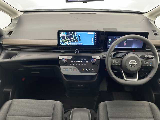 日産 セレナ e－パワー ハイウェイスター V 宮崎県 2023(令5)年 0.2万km プリズムホワイト 禁煙車/エマージェンシーブレーキ/純正12.3型ディスプレイオーディオナビTV/（NISSAN CONNECT/Bluetooth/USB/FMAM/フルセグTV)/純正ビルトイン2.0ETC/純正LEDオートライト/純正LEDフォグ/純正16インチアルミ/純正フロアマット/ハンズフリー両側電動スライドドア/プロパイロット/アラウンドビューモニター/レーンディパーチャーアラート/オートマチックハイビーム/ブラインドスポットモニター/パーキングアシスト/クリアランスソナー/デジタルインナーミラー/電子パーキング/オートホールド/デュアルオートエアコン（Wオートエアコン）/本革巻ハンドル/インテリジェントキー/プッシュエンジンスタート/スペアキー/新車時保証書/取扱い説明書