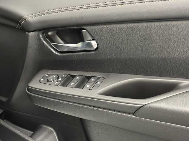 日産 セレナ e－パワー ハイウェイスター V 宮崎県 2023(令5)年 0.2万km プリズムホワイト 禁煙車/エマージェンシーブレーキ/純正12.3型ディスプレイオーディオナビTV/（NISSAN CONNECT/Bluetooth/USB/FMAM/フルセグTV)/純正ビルトイン2.0ETC/純正LEDオートライト/純正LEDフォグ/純正16インチアルミ/純正フロアマット/ハンズフリー両側電動スライドドア/プロパイロット/アラウンドビューモニター/レーンディパーチャーアラート/オートマチックハイビーム/ブラインドスポットモニター/パーキングアシスト/クリアランスソナー/デジタルインナーミラー/電子パーキング/オートホールド/デュアルオートエアコン（Wオートエアコン）/本革巻ハンドル/インテリジェントキー/プッシュエンジンスタート/スペアキー/新車時保証書/取扱い説明書
