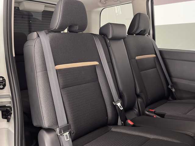 日産 セレナ e－パワー ハイウェイスター V 宮崎県 2023(令5)年 0.2万km プリズムホワイト 禁煙車/エマージェンシーブレーキ/純正12.3型ディスプレイオーディオナビTV/（NISSAN CONNECT/Bluetooth/USB/FMAM/フルセグTV)/純正ビルトイン2.0ETC/純正LEDオートライト/純正LEDフォグ/純正16インチアルミ/純正フロアマット/ハンズフリー両側電動スライドドア/プロパイロット/アラウンドビューモニター/レーンディパーチャーアラート/オートマチックハイビーム/ブラインドスポットモニター/パーキングアシスト/クリアランスソナー/デジタルインナーミラー/電子パーキング/オートホールド/デュアルオートエアコン（Wオートエアコン）/本革巻ハンドル/インテリジェントキー/プッシュエンジンスタート/スペアキー/新車時保証書/取扱い説明書