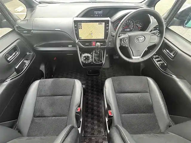 トヨタ ヴォクシー ZS 煌Ⅲ 岡山県 2021(令3)年 6.9万km ブラッキッシュアゲハガラスフレーク 登録時走行距離68.189km/純正10インチナビ/（AM.FM.BT.TV.）/バックカメラ/両側パワースライドドア/トヨタセーフティセンス/・プリクラッシュセーフティ/・レーンディパーチャアラート/・オートマチックハイビーム/クリアランスソナー/ビルトインETC/LEDヘッドライト/スマートキー/プッシュスタート