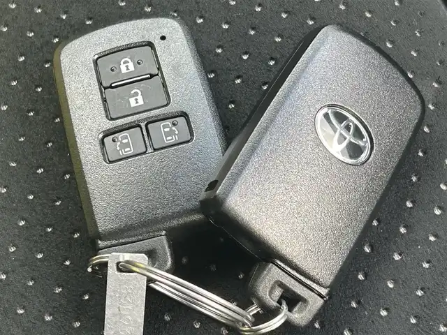 トヨタ ヴォクシー ZS 煌Ⅲ 岡山県 2021(令3)年 6.9万km ブラッキッシュアゲハガラスフレーク 登録時走行距離68.189km/純正10インチナビ/（AM.FM.BT.TV.）/バックカメラ/両側パワースライドドア/トヨタセーフティセンス/・プリクラッシュセーフティ/・レーンディパーチャアラート/・オートマチックハイビーム/クリアランスソナー/ビルトインETC/LEDヘッドライト/スマートキー/プッシュスタート