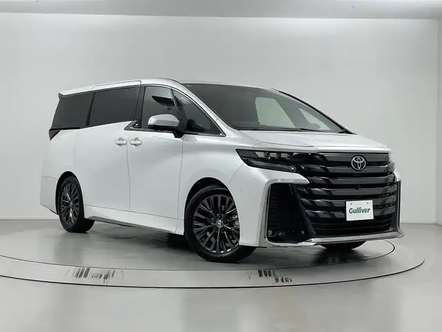 トヨタ ヴェルファイア ハイブリット Z プレミア 埼玉県 2024(令6)年 1.8万km プラチナホワイトパールマイカ ツインルーフ/ユニバーサルステップ/純正ナビゲーション/（フルセグTV/Bluetooth/ミラキャスト/AM/FM/HDMI）/全方位カメラ/クリアランスソナー /純正13.2型有機EL後席ディスプレイ/レーダークルーズコントロール/両側パワースライドドア /ビルトインETC2.0/パドルシフト/プリクラッシュセーフティ/安心降車アシスト/レーンディパーチャーアラート/ブラインドスポットモニター/電動パーキングブレーキ/ブレーキホールド/置くだけ充電/パワーシート/シートヒーター/エアシート/オットマン/３眼LEDヘッドライト/純正１９インチアルミホイール