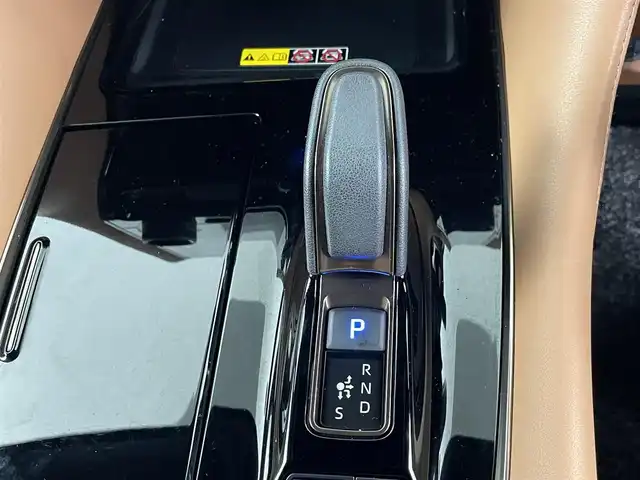 トヨタ ヴェルファイア ハイブリット Z プレミア 埼玉県 2024(令6)年 1.8万km プラチナホワイトパールマイカ ツインルーフ/ユニバーサルステップ/純正ナビゲーション/（フルセグTV/Bluetooth/ミラキャスト/AM/FM/HDMI）/全方位カメラ/クリアランスソナー /純正13.2型有機EL後席ディスプレイ/レーダークルーズコントロール/両側パワースライドドア /ビルトインETC2.0/パドルシフト/プリクラッシュセーフティ/安心降車アシスト/レーンディパーチャーアラート/ブラインドスポットモニター/電動パーキングブレーキ/ブレーキホールド/置くだけ充電/パワーシート/シートヒーター/エアシート/オットマン/３眼LEDヘッドライト/純正１９インチアルミホイール