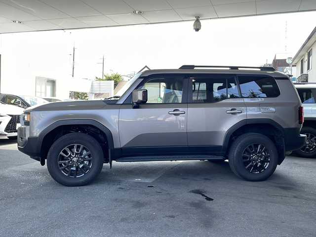 トヨタ ランドクルーザー ２５０ VX 京都府 2024(令6)年 0.6万km アバンギャルドブロンズメタリック 12.3インチ純正ディスプレイオーディオナビ /フルセグTV/Bluetooth/USB/Miracast/パノラミックビューモニター /ムーンルーフ /禁煙/デジタルインナーミラー /ウィンカーミラー/BSM /前後コーナーセンサー /純正ドライブレコーダー/LEDヘッドライト/オートライト/オートマチックハイビーム/フロントフォグランプ /純正AW18インチ/クルコン追従有/レーンキープアシスト/パワーシート/シートヒーター/エアシート/Wサイドエアバッグ/カーテンエアバッグ