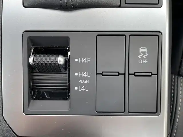 トヨタ ランドクルーザー ２５０ VX 群馬県 2024(令6)年 0.7万km プラチナホワイトパールマイカ ワンオーナー/サンルーフ/トヨタセーフティセンス/・レーンディパーチャーアラート/・ブラインドスポットモニター/・プリクラッシュセーフティ/・クリアランスソナー/・プロアクティブドライビングアシスト/・リヤクロストラフィックアラート/・後方車両接近告知/・安心降車アシスト/・リヤカメラディテクション/・周辺車両接近時サポート/・ロードサインアシスト/純正12.3インチディスプレイオーディオ　ナビ機能あり/（AM FM フルセグ Bluetooth　Miracast)/全方位カメラ/ビルトインETC2.0/LEDヘッドライト/オートライト/オートマチックハイビーム/パワーバックドア/レザーシート/前席シートヒーター＆エアーシート/運転席パワーシート/ハンドルヒーター/革巻きステアリング/ステアリングリモコン/追従式クルーズコントロール/純正デジタルインナーミラー/電動ウィンカーミラー/純正フロアマット/取扱説明書/保証書/スペアキー