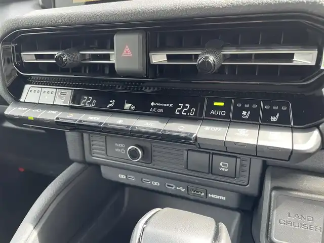 トヨタ ランドクルーザー ２５０ VX 群馬県 2024(令6)年 0.7万km プラチナホワイトパールマイカ ワンオーナー/サンルーフ/トヨタセーフティセンス/・レーンディパーチャーアラート/・ブラインドスポットモニター/・プリクラッシュセーフティ/・クリアランスソナー/・プロアクティブドライビングアシスト/・リヤクロストラフィックアラート/・後方車両接近告知/・安心降車アシスト/・リヤカメラディテクション/・周辺車両接近時サポート/・ロードサインアシスト/純正12.3インチディスプレイオーディオ　ナビ機能あり/（AM FM フルセグ Bluetooth　Miracast)/全方位カメラ/ビルトインETC2.0/LEDヘッドライト/オートライト/オートマチックハイビーム/パワーバックドア/レザーシート/前席シートヒーター＆エアーシート/運転席パワーシート/ハンドルヒーター/革巻きステアリング/ステアリングリモコン/追従式クルーズコントロール/純正デジタルインナーミラー/電動ウィンカーミラー/純正フロアマット/取扱説明書/保証書/スペアキー