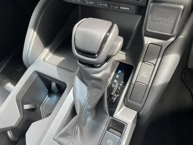 トヨタ ランドクルーザー ２５０ VX 群馬県 2024(令6)年 0.7万km プラチナホワイトパールマイカ ワンオーナー/サンルーフ/トヨタセーフティセンス/・レーンディパーチャーアラート/・ブラインドスポットモニター/・プリクラッシュセーフティ/・クリアランスソナー/・プロアクティブドライビングアシスト/・リヤクロストラフィックアラート/・後方車両接近告知/・安心降車アシスト/・リヤカメラディテクション/・周辺車両接近時サポート/・ロードサインアシスト/純正12.3インチディスプレイオーディオ　ナビ機能あり/（AM FM フルセグ Bluetooth　Miracast)/全方位カメラ/ビルトインETC2.0/LEDヘッドライト/オートライト/オートマチックハイビーム/パワーバックドア/レザーシート/前席シートヒーター＆エアーシート/運転席パワーシート/ハンドルヒーター/革巻きステアリング/ステアリングリモコン/追従式クルーズコントロール/純正デジタルインナーミラー/電動ウィンカーミラー/純正フロアマット/取扱説明書/保証書/スペアキー