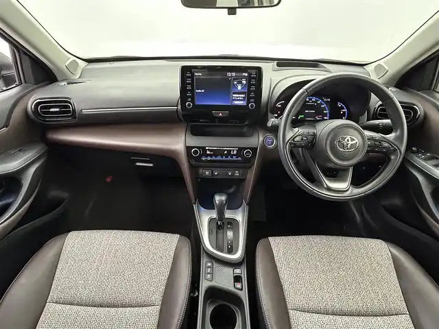 トヨタ ヤリスクロス ハイブリッド Z 熊本県 2020(令2)年 1.7万km ホワイトパールクリスタルシャイン 純正ディスプレイオーディオ（フルセグ・ＢＴ・ＵＳＢ）/バックカメラ　/ビルトインＥＴＣ　/前後クリアランスソナー　/トヨタセーフティーセンス/・プリクラッシュセーフティ/・レーントレーシングアシスト/・レーンディパーチャーアラート/・レーダークルーズコントロール/・ロードサインアシスト/・発進お知らせ機能/・ブラインドスポットモニター/・駐車時支援パーキングサポートシステム/横滑り防止/前席シートヒーター　/運転席パワーシート/ヘッドアップディスプレイ/AC100V/オートブレーキホールド/純正フロアマット/純正１８インチAW/オートライト/LEDヘッドライト/スマートキー/プッシュスタート/スペアキー1本/保証書/取扱説明書