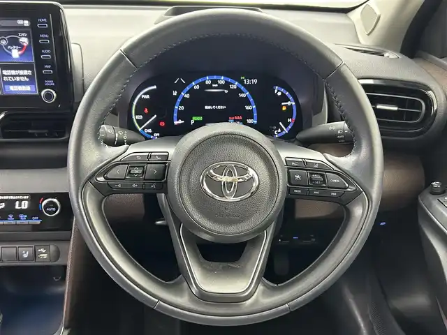 トヨタ ヤリスクロス ハイブリッド Z 熊本県 2020(令2)年 1.7万km ホワイトパールクリスタルシャイン 純正ディスプレイオーディオ（フルセグ・ＢＴ・ＵＳＢ）/バックカメラ　/ビルトインＥＴＣ　/前後クリアランスソナー　/トヨタセーフティーセンス/・プリクラッシュセーフティ/・レーントレーシングアシスト/・レーンディパーチャーアラート/・レーダークルーズコントロール/・ロードサインアシスト/・発進お知らせ機能/・ブラインドスポットモニター/・駐車時支援パーキングサポートシステム/横滑り防止/前席シートヒーター　/運転席パワーシート/ヘッドアップディスプレイ/AC100V/オートブレーキホールド/純正フロアマット/純正１８インチAW/オートライト/LEDヘッドライト/スマートキー/プッシュスタート/スペアキー1本/保証書/取扱説明書