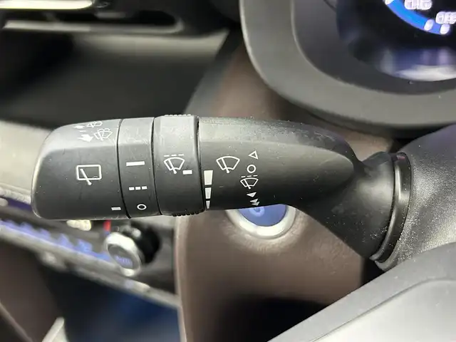 トヨタ ヤリスクロス ハイブリッド Z 熊本県 2020(令2)年 1.7万km ホワイトパールクリスタルシャイン 純正ディスプレイオーディオ（フルセグ・ＢＴ・ＵＳＢ）/バックカメラ　/ビルトインＥＴＣ　/前後クリアランスソナー　/トヨタセーフティーセンス/・プリクラッシュセーフティ/・レーントレーシングアシスト/・レーンディパーチャーアラート/・レーダークルーズコントロール/・ロードサインアシスト/・発進お知らせ機能/・ブラインドスポットモニター/・駐車時支援パーキングサポートシステム/横滑り防止/前席シートヒーター　/運転席パワーシート/ヘッドアップディスプレイ/AC100V/オートブレーキホールド/純正フロアマット/純正１８インチAW/オートライト/LEDヘッドライト/スマートキー/プッシュスタート/スペアキー1本/保証書/取扱説明書