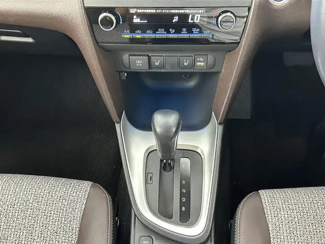 トヨタ ヤリスクロス ハイブリッド Z 熊本県 2020(令2)年 1.7万km ホワイトパールクリスタルシャイン 純正ディスプレイオーディオ（フルセグ・ＢＴ・ＵＳＢ）/バックカメラ　/ビルトインＥＴＣ　/前後クリアランスソナー　/トヨタセーフティーセンス/・プリクラッシュセーフティ/・レーントレーシングアシスト/・レーンディパーチャーアラート/・レーダークルーズコントロール/・ロードサインアシスト/・発進お知らせ機能/・ブラインドスポットモニター/・駐車時支援パーキングサポートシステム/横滑り防止/前席シートヒーター　/運転席パワーシート/ヘッドアップディスプレイ/AC100V/オートブレーキホールド/純正フロアマット/純正１８インチAW/オートライト/LEDヘッドライト/スマートキー/プッシュスタート/スペアキー1本/保証書/取扱説明書