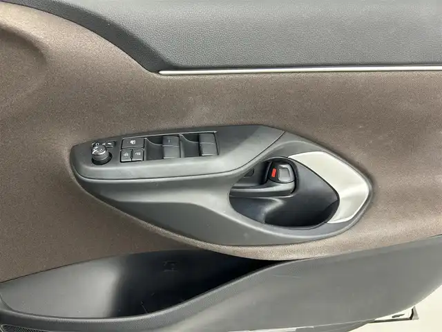 トヨタ ヤリスクロス ハイブリッド Z 熊本県 2020(令2)年 1.7万km ホワイトパールクリスタルシャイン 純正ディスプレイオーディオ（フルセグ・ＢＴ・ＵＳＢ）/バックカメラ　/ビルトインＥＴＣ　/前後クリアランスソナー　/トヨタセーフティーセンス/・プリクラッシュセーフティ/・レーントレーシングアシスト/・レーンディパーチャーアラート/・レーダークルーズコントロール/・ロードサインアシスト/・発進お知らせ機能/・ブラインドスポットモニター/・駐車時支援パーキングサポートシステム/横滑り防止/前席シートヒーター　/運転席パワーシート/ヘッドアップディスプレイ/AC100V/オートブレーキホールド/純正フロアマット/純正１８インチAW/オートライト/LEDヘッドライト/スマートキー/プッシュスタート/スペアキー1本/保証書/取扱説明書