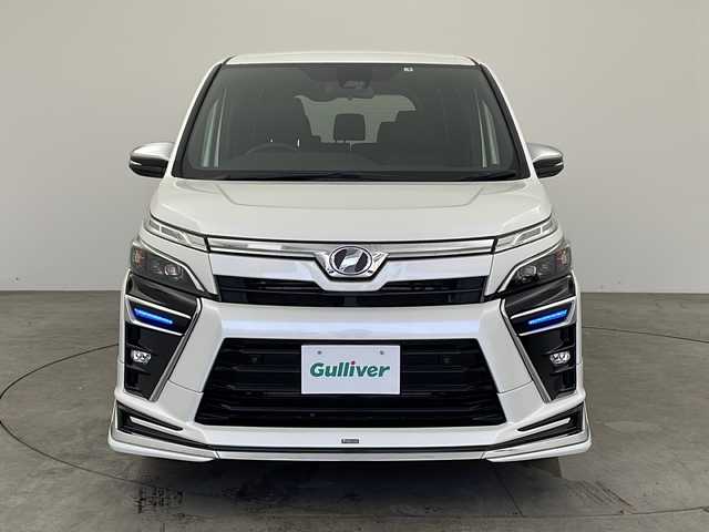 トヨタ ヴォクシー ZS 煌Ⅱ 兵庫県 2019(令1)年 5.6万km ホワイトパールクリスタルシャイン ・社外ナビ（AVIC-RZ810）/Bluetooth/CD/DVD/SD/TV/USB/・バックカメラ/・ETC/・モデリスタエアロ/・両側パワースライドドア/・トヨタセーフティセンス/・プリクラッシュセーフティ/・クルーズコントロール/・レーンキープアシスト/・アイドリングストップ/・オートライト/・オートマチックハイビーム/・LEDライト&LEDフォグ/・リアヒーター/・スマートキー/・スペアキー/・WACエアコン/・三列シート/・純正フロアマット/・社外アルミホイール/・Wエアバック/・ロールサンシェード/・シートバックテーブル/・クリアランスソナー/・革巻きステアリング