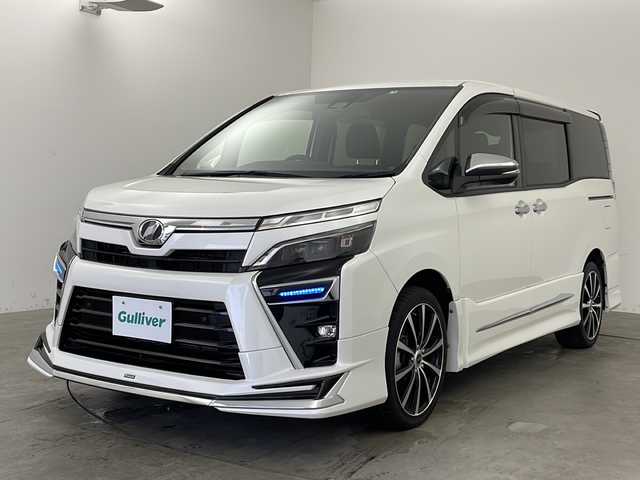 トヨタ ヴォクシー ZS 煌Ⅱ 兵庫県 2019(令1)年 5.6万km ホワイトパールクリスタルシャイン ・社外ナビ（AVIC-RZ810）/Bluetooth/CD/DVD/SD/TV/USB/・バックカメラ/・ETC/・モデリスタエアロ/・両側パワースライドドア/・トヨタセーフティセンス/・プリクラッシュセーフティ/・クルーズコントロール/・レーンキープアシスト/・アイドリングストップ/・オートライト/・オートマチックハイビーム/・LEDライト&LEDフォグ/・リアヒーター/・スマートキー/・スペアキー/・WACエアコン/・三列シート/・純正フロアマット/・社外アルミホイール/・Wエアバック/・ロールサンシェード/・シートバックテーブル/・クリアランスソナー/・革巻きステアリング
