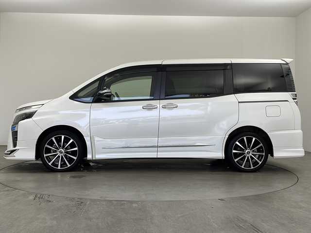 トヨタ ヴォクシー ZS 煌Ⅱ 兵庫県 2019(令1)年 5.6万km ホワイトパールクリスタルシャイン ・社外ナビ（AVIC-RZ810）/Bluetooth/CD/DVD/SD/TV/USB/・バックカメラ/・ETC/・モデリスタエアロ/・両側パワースライドドア/・トヨタセーフティセンス/・プリクラッシュセーフティ/・クルーズコントロール/・レーンキープアシスト/・アイドリングストップ/・オートライト/・オートマチックハイビーム/・LEDライト&LEDフォグ/・リアヒーター/・スマートキー/・スペアキー/・WACエアコン/・三列シート/・純正フロアマット/・社外アルミホイール/・Wエアバック/・ロールサンシェード/・シートバックテーブル/・クリアランスソナー/・革巻きステアリング