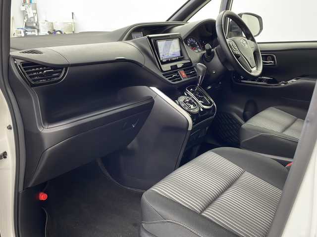 トヨタ ヴォクシー ZS 煌Ⅱ 兵庫県 2019(令1)年 5.6万km ホワイトパールクリスタルシャイン ・社外ナビ（AVIC-RZ810）/Bluetooth/CD/DVD/SD/TV/USB/・バックカメラ/・ETC/・モデリスタエアロ/・両側パワースライドドア/・トヨタセーフティセンス/・プリクラッシュセーフティ/・クルーズコントロール/・レーンキープアシスト/・アイドリングストップ/・オートライト/・オートマチックハイビーム/・LEDライト&LEDフォグ/・リアヒーター/・スマートキー/・スペアキー/・WACエアコン/・三列シート/・純正フロアマット/・社外アルミホイール/・Wエアバック/・ロールサンシェード/・シートバックテーブル/・クリアランスソナー/・革巻きステアリング