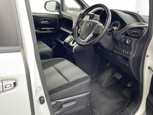 トヨタ ヴォクシー ZS 煌Ⅱ 兵庫県 2019(令1)年 5.6万km ホワイトパールクリスタルシャイン ・社外ナビ（AVIC-RZ810）/Bluetooth/CD/DVD/SD/TV/USB/・バックカメラ/・ETC/・モデリスタエアロ/・両側パワースライドドア/・トヨタセーフティセンス/・プリクラッシュセーフティ/・クルーズコントロール/・レーンキープアシスト/・アイドリングストップ/・オートライト/・オートマチックハイビーム/・LEDライト&LEDフォグ/・リアヒーター/・スマートキー/・スペアキー/・WACエアコン/・三列シート/・純正フロアマット/・社外アルミホイール/・Wエアバック/・ロールサンシェード/・シートバックテーブル/・クリアランスソナー/・革巻きステアリング