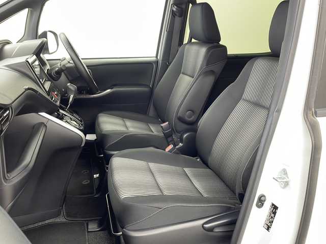 トヨタ ヴォクシー ZS 煌Ⅱ 兵庫県 2019(令1)年 5.6万km ホワイトパールクリスタルシャイン ・社外ナビ（AVIC-RZ810）/Bluetooth/CD/DVD/SD/TV/USB/・バックカメラ/・ETC/・モデリスタエアロ/・両側パワースライドドア/・トヨタセーフティセンス/・プリクラッシュセーフティ/・クルーズコントロール/・レーンキープアシスト/・アイドリングストップ/・オートライト/・オートマチックハイビーム/・LEDライト&LEDフォグ/・リアヒーター/・スマートキー/・スペアキー/・WACエアコン/・三列シート/・純正フロアマット/・社外アルミホイール/・Wエアバック/・ロールサンシェード/・シートバックテーブル/・クリアランスソナー/・革巻きステアリング
