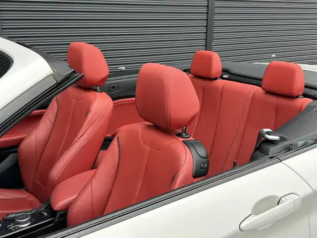 ＢＭＷ ２２０ｉ カブリオレ Mスポーツ 茨城県 2018(平30)年 5.1万km アルピンホワイトⅢ ファストトラックパッケージ /・アダプティブMサス /・18インチMライトアロイホイール /・Mスポーツブレーキ /赤革 /シートヒーター /M付パワーシート  /アダプティブLED /インテリジェントSFT /LDW /Bカメラ /PDC /クルコン /ETC2.0 /禁煙車